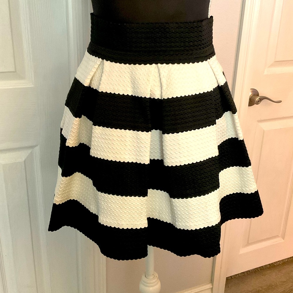 Ginger G stretch mini skirt size medium black white